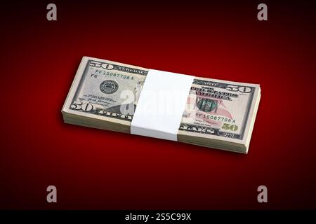 Neuer roter zedder für Anhänger in Landmaschinen zum Sammeln von Heu. Nahaufnahme Stockfoto