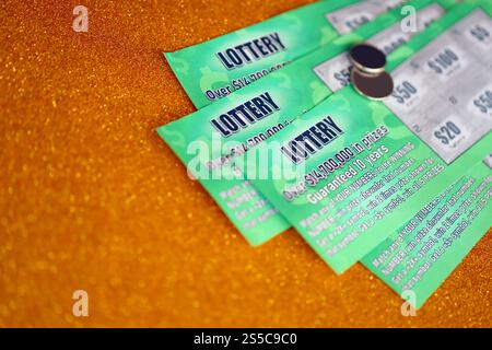 Eine Person sieht eine weiße Inschrift auf einem schwarzen Smartphone-Display, das in ihrer Hand hält. Website Stockfoto