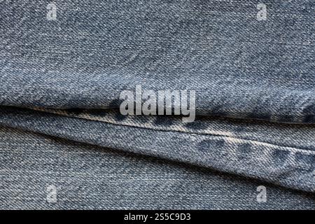 Knusprige Tuben, Schokoladenschmelzkugeln und Bagels liegen auf einem weißen Teller auf einem Holztisch. Mischung aus verschiedenen Süßigkeiten Stockfoto