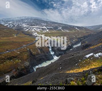 Der malerische Studlagil Canyon im Herbst ist eine Schlucht in Jokuldalur im Osten Islands. Berühmte Basaltfelsen und der Jokla River fließt durch Stockfoto