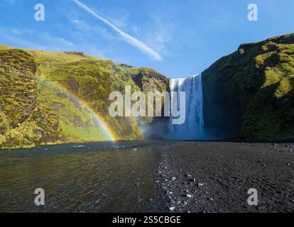Malerisch voller Wasser großer Wasserfall Skogafoss Herbstansicht, Südwesten Islands. Stockfoto
