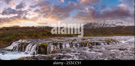 Malerischer Wasserfall Bruarfoss Herbstansicht. Die Jahreszeit ändert sich im südlichen Hochland Islands. Stockfoto