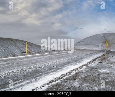 Der Winter kommt. Blick auf die Berge entlang der Kjolur Highland Road F35, Island, Europa. Herbstschneesturm beginnt. Stockfoto