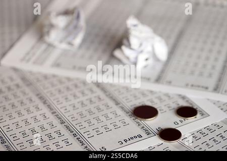 Bitcoins auf einem Stapel 500-Euro-Banknoten. Traditionelles Geld versus Kryptowährungskonzept. Goldmünze über 500-Euro-Scheine. Schließen Stockfoto