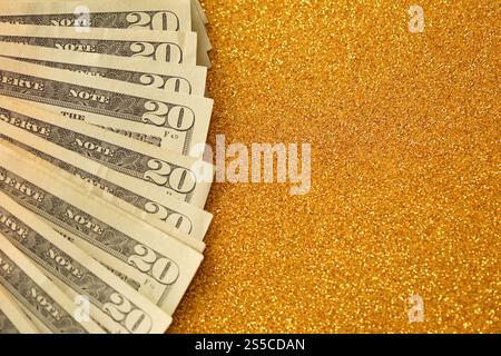 Eine wunderschöne Aussicht auf das Dorf Mezhgorye, Karpaten Region. Eine Menge von Wohngebäuden durch hohe Wald Berge und lange Fluss umgeben Stockfoto