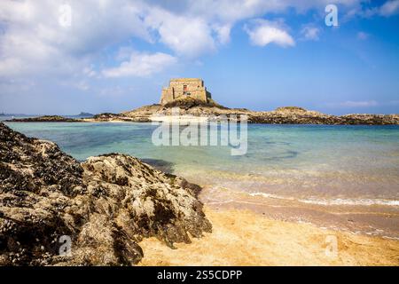 Befestigte burg, Fort du Petit Be, Strand und Meer in Saint-Malo, Bretagne, Frankreich. Befestigte burg, Fort du Petit Be, Strand und Meer, Saint-Malo Stockfoto