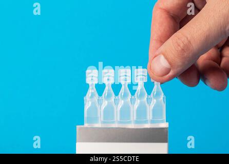 Röhrchen mit einem Probiotikum der neuen Generation auf blauem Hintergrund zur Behandlung von Darmerkrankungen. Wiederherstellung der Darmmikroflora bei Dysba Stockfoto