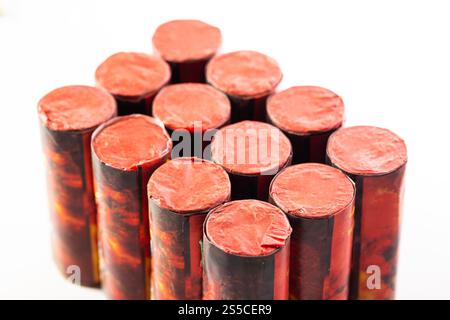 Verpackung von fliegenden Zirkoblits Feuerwerkskörpern auf dem Tisch. Sicherheit mit Pyrotechnik Stockfoto