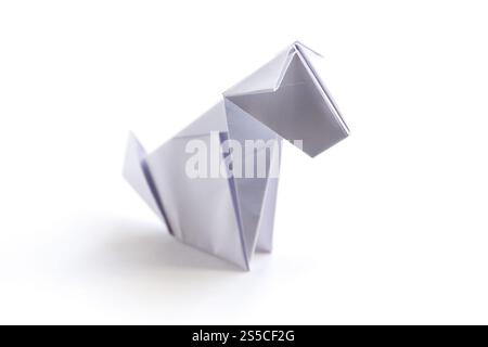 Papierhund Origami isoliert auf weißem Hintergrund. Papierhund Origami isoliert auf weißem Hintergrund Stockfoto