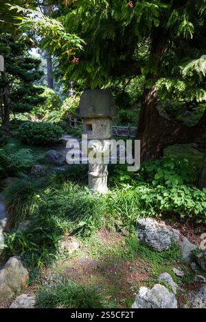 Traditionelle Lampe in einem japanischen Garten. Zen-Hintergrund. Steinlampe in einem japanischen Garten Stockfoto