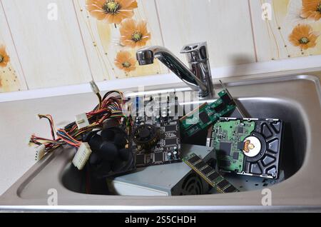 PC-Reinigung metaphorisches Konzept. Beschläge in Küchenspüle. Hardware in Küchenspüle Computerreinigung metaphorisches Konzept Stockfoto