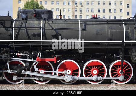Zusammensetzung der Gegenstände, die auf dem Steuerformular 1040 liegen. Dollarscheine, Taschenrechner, Smartphone, Büroklammer und Notizblock. Die Zeit, Steuern zu zahlen Stockfoto