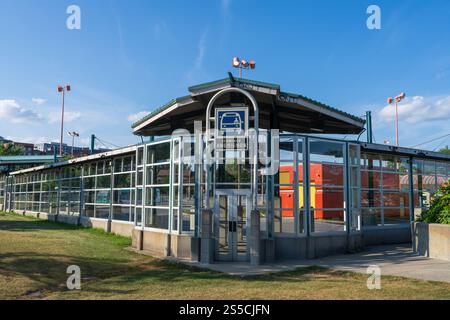 Montreal, Quebec, Kanada - 22. August 2021: Busbahnhof Terminus Angrignon. Bahnhof Angrignon. Stockfoto