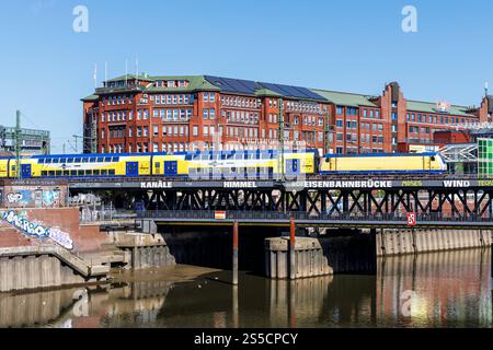 Metronom Regionalbahn Zug ÖPNV auf der Oberhafenbrücke in Hamburg, Deutschland Hamburg, Deutschland - 12. August 2024: Metronom Regionalbahn Zug ÖPNV auf der Oberhafenbrücke in Hamburg. *** Metronom Regionalbahn öffentlicher Nahverkehr auf der Oberhafenbrücke in Hamburg, Deutschland Hamburg, Deutschland 12. August 2024 Metronom Regionalbahn-Zug auf der Oberhafenbrücke in Hamburg, Deutschland Stockfoto