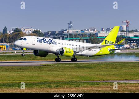 Air Baltic Airbus A220-300 Flugzeug Flughafen in Warschau, Polen Warschau, Polen - 20. September 2024: Ein Airbus A220-300 Flugzeug der Air Baltic mit dem Kennzeichen YL-ABK auf dem Flughafen in Warschau, Polen. *** Air Baltic Airbus A220 300 Aircraft Airport in Warschau, Polen Warschau, Polen 20. September 2024 ein Air Baltic Airbus A220 300 Airbus mit der Registrierung YL ABK am Flughafen Warschau, Polen Stockfoto