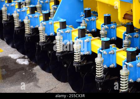 Federsystem der landwirtschaftlichen Sämaschine Nahaufnahme Stockfoto