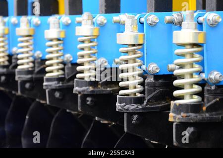 Federsystem der landwirtschaftlichen Sämaschine Nahaufnahme Stockfoto
