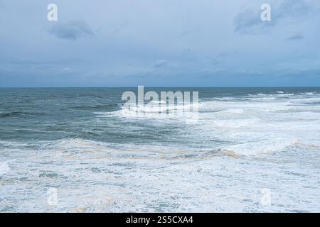 Große Wellen in der Nähe des Leuchtturms in Praia do Norte, Nazare in Portugal Stockfoto