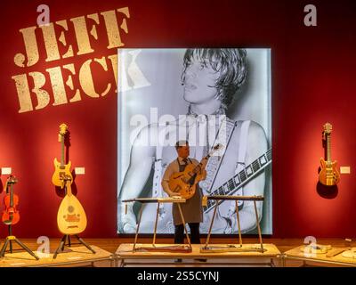 Christie's, London, Großbritannien. Januar 2025. Die Londoner Auktion des mehrfach-Grammy-Preisträgers Jeff Beck (1944–2023) – Gitarrensammlung findet am 22. Januar 2025 statt. Dieser einzigartige Verkauf von über 130 Gitarren, Amps und „Werkzeugen des Handels“, den Jeff während seiner fast sechs Jahrzehnte langen Karriere spielte, von The Yardbirds im Jahr 1965 bis zu seiner letzten Tour im Jahr 2022. Bild (Mitte): Gibson Guitar Corp, Tennessee, 1991, Hollow Body E-Gitarre, geschätzte £ 4.000-6.000. Quelle: Malcolm Park/Alamy Live News Stockfoto