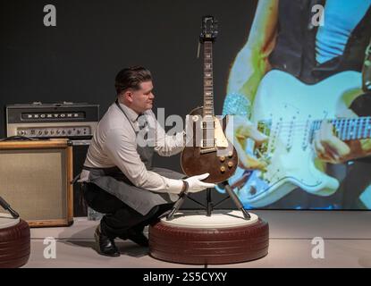 Christie's, London, Großbritannien. Januar 2025. Die Londoner Auktion des mehrfach-Grammy-Preisträgers Jeff Beck (1944–2023) – Gitarrensammlung findet am 22. Januar 2025 statt. Dieser einzigartige Verkauf von über 130 Gitarren, Amps und „Werkzeugen des Handels“, den Jeff während seiner fast sechs Jahrzehnte langen Karriere spielte, von The Yardbirds im Jahr 1965 bis zu seiner letzten Tour im Jahr 2022. Bild: Top Lot ist The Gibson, Kalamazoo, 1954 & 1972, Les Paul „The Oxblood“, geschätzte £ 350.000-500.000. Quelle: Malcolm Park/Alamy Live News Stockfoto