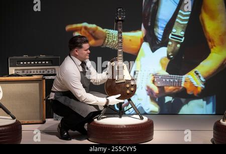 Christie's, London, Großbritannien. Januar 2025. Die Londoner Auktion des mehrfach-Grammy-Preisträgers Jeff Beck (1944–2023) – Gitarrensammlung findet am 22. Januar 2025 statt. Dieser einzigartige Verkauf von über 130 Gitarren, Amps und „Werkzeugen des Handels“, den Jeff während seiner fast sechs Jahrzehnte langen Karriere spielte, von The Yardbirds im Jahr 1965 bis zu seiner letzten Tour im Jahr 2022. Bild: Top Lot ist The Gibson, Kalamazoo, 1954 & 1972, Les Paul „The Oxblood“, geschätzte £ 350.000-500.000. Quelle: Malcolm Park/Alamy Live News Stockfoto