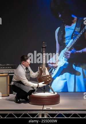 Christie's, London, Großbritannien. Januar 2025. Die Londoner Auktion des mehrfach-Grammy-Preisträgers Jeff Beck (1944–2023) – Gitarrensammlung findet am 22. Januar 2025 statt. Dieser einzigartige Verkauf von über 130 Gitarren, Amps und „Werkzeugen des Handels“, den Jeff während seiner fast sechs Jahrzehnte langen Karriere spielte, von The Yardbirds im Jahr 1965 bis zu seiner letzten Tour im Jahr 2022. Bild: Top Lot ist The Gibson, Kalamazoo, 1954 & 1972, Les Paul „The Oxblood“, geschätzte £ 350.000-500.000. Quelle: Malcolm Park/Alamy Live News Stockfoto
