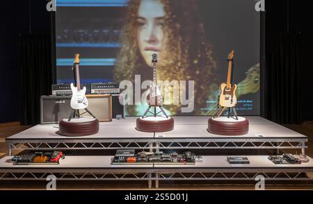 Christie's, London, Großbritannien. Januar 2025. Die Londoner Auktion des mehrfach-Grammy-Preisträgers Jeff Beck (1944–2023) – Gitarrensammlung findet am 22. Januar 2025 statt. Dieser einzigartige Verkauf von über 130 Gitarren, Amps und „Werkzeugen des Handels“, den Jeff während seiner fast sechs Jahrzehnte langen Karriere spielte, von The Yardbirds im Jahr 1965 bis zu seiner letzten Tour im Jahr 2022. Bild (l bis r): Fender, Corona, 1990 & 1993, Custom Shop Stratocaster für Jeff Beck „Anoushka“, geschätzte £ 20.000-30.000; Gibson, Kalamazoo, 1954 & 1972, Les Paul „The Oxblood“, geschätzte £ 350.000-500.000; Fender, Fullerton, c.1956, „The Tele-Gib“, es Stockfoto
