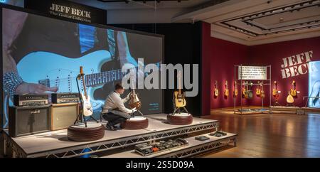 Christie's, London, Großbritannien. Januar 2025. Die Londoner Auktion des mehrfach-Grammy-Preisträgers Jeff Beck (1944–2023) – Gitarrensammlung findet am 22. Januar 2025 statt. Dieser einzigartige Verkauf von über 130 Gitarren, Amps und „Werkzeugen des Handels“, den Jeff während seiner fast sechs Jahrzehnte langen Karriere spielte, von The Yardbirds im Jahr 1965 bis zu seiner letzten Tour im Jahr 2022. Quelle: Malcolm Park/Alamy Live News Stockfoto