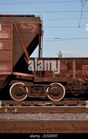 Detaillierte Foto von Eisenbahn Güterwagen. Ein Fragment der Komponenten der Güterwagen auf der Eisenbahn bei Tageslicht Stockfoto