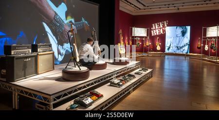 Christie's, London, Großbritannien. Januar 2025. Die Londoner Auktion des mehrfach-Grammy-Preisträgers Jeff Beck (1944–2023) – Gitarrensammlung findet am 22. Januar 2025 statt. Dieser einzigartige Verkauf von über 130 Gitarren, Amps und „Werkzeugen des Handels“, den Jeff während seiner fast sechs Jahrzehnte langen Karriere spielte, von The Yardbirds im Jahr 1965 bis zu seiner letzten Tour im Jahr 2022. Quelle: Malcolm Park/Alamy Live News Stockfoto
