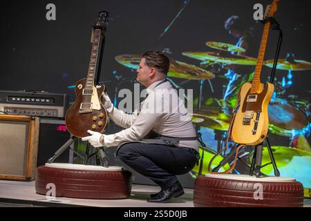 Christie's, London, Großbritannien. Januar 2025. Die Londoner Auktion des mehrfach-Grammy-Preisträgers Jeff Beck (1944–2023) – Gitarrensammlung findet am 22. Januar 2025 statt. Dieser einzigartige Verkauf von über 130 Gitarren, Amps und „Werkzeugen des Handels“, den Jeff während seiner fast sechs Jahrzehnte langen Karriere spielte, von The Yardbirds im Jahr 1965 bis zu seiner letzten Tour im Jahr 2022. Bild (links): Top Lot ist The Gibson, Kalamazoo, 1954 & 1972, Les Paul „The Oxblood“, geschätzte £ 350.000-500.000. Quelle: Malcolm Park/Alamy Live News Stockfoto