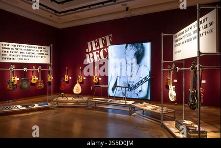 Christie's, London, Großbritannien. Januar 2025. Die Londoner Auktion des mehrfach-Grammy-Preisträgers Jeff Beck (1944–2023) – Gitarrensammlung findet am 22. Januar 2025 statt. Dieser einzigartige Verkauf von über 130 Gitarren, Amps und „Werkzeugen des Handels“, den Jeff während seiner fast sechs Jahrzehnte langen Karriere spielte, von The Yardbirds im Jahr 1965 bis zu seiner letzten Tour im Jahr 2022. Quelle: Malcolm Park/Alamy Live News Stockfoto