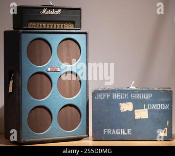 Christie's, London, Großbritannien. Januar 2025. Die Londoner Auktion des mehrfach-Grammy-Preisträgers Jeff Beck (1944–2023) – Gitarrensammlung findet am 22. Januar 2025 statt. Dieser einzigartige Verkauf von über 130 Gitarren, Amps und „Werkzeugen des Handels“, den Jeff während seiner fast sechs Jahrzehnte langen Karriere spielte, von The Yardbirds im Jahr 1965 bis zu seiner letzten Tour im Jahr 2022. Bild (rechts): A Touring Flight Case, amerikanisch, Ende der 1960er/Anfang der 70er Jahre, geschätzte £ 800-1.200. Quelle: Malcolm Park/Alamy Live News Stockfoto