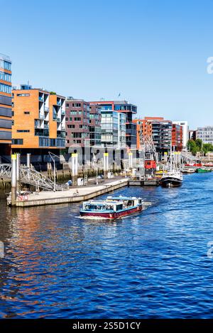 Gebäude in der HafenCity Sandtorhafen Hafen mit Booten Hochformat in Hamburg, Deutschland Hamburg, Deutschland - 12. August 2024: Gebäude in der HafenCity Sandtorhafen Hafen mit Booten Hochformat in Hamburg, Deutschland. *** Gebäude im HafenCity Sandtorhafen mit Booten Porträt in Hamburg, Deutschland Hamburg, Deutschland 12 August 2024 Gebäude im HafenCity Sandtorhafen Hafen mit Booten Porträt Format in Hamburg, Deutschland Stockfoto