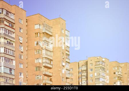 Detailliertes Foto eines mehrstöckigen Wohngebäudes mit vielen Balkonen und Fenstern. Jugendherbergen für arme Menschen in Russland und der Ukraine in einem beschädigt Stockfoto