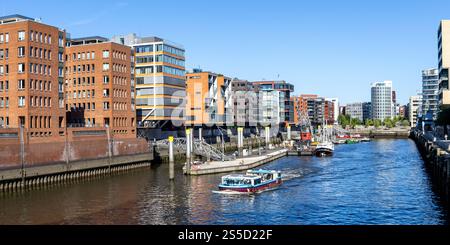 Gebäude in der HafenCity Sandtorhafen Hafen mit Booten Panorama in Hamburg, Deutschland Hamburg, Deutschland - 12. August 2024: Gebäude in der HafenCity Sandtorhafen Hafen mit Booten Panorama in Hamburg, Deutschland. *** Gebäude in der HafenCity Sandtorhafen Hafen mit Bootspanorama in Hamburg, Deutschland Hamburg, Deutschland 12 August 2024 Gebäude in der HafenCity Sandtorhafen Hafen mit Bootspanorama in Hamburg, Deutschland Stockfoto