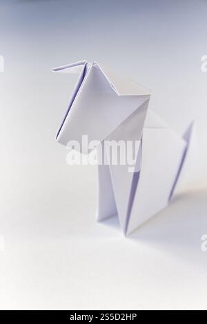 Papierhund Origami isoliert auf weißem Hintergrund. Papierhund Origami isoliert auf weißem Hintergrund Stockfoto