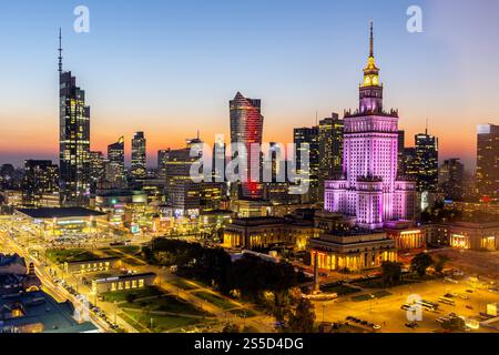 Warschau Skyline Hochhäuser mit Kulturpalast in der Innenstadt bei Nacht in Warschau, Polen Warschau, Polen - 19. September 2024: Warschau Skyline Hochhäuser mit Kulturpalast in der Innenstadt bei Nacht in Warschau, Polen. *** Warschauer Skyline Wolkenkratzer mit Kulturpalast im Stadtzentrum bei Nacht in Warschau, Polen Warschau, Polen 19 September 2024 Warschauer Skyline Wolkenkratzer mit Kulturpalast im Stadtzentrum bei Nacht in Warschau, Polen Stockfoto