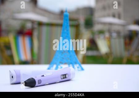 3D-Griffstift und 3D-Malfiguren. Konzept der MINT-Erziehung - Neues Spielzeug für Kinder zum Spielen und Lernen in der Schule und zu Hause. 3D-Griffstift und Stockfoto