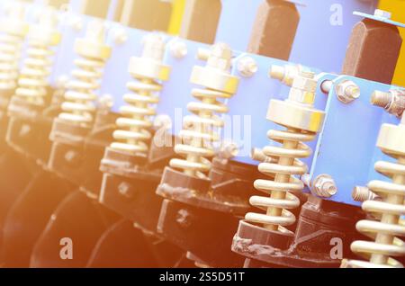 Federsystem der landwirtschaftlichen Sämaschine Nahaufnahme Stockfoto