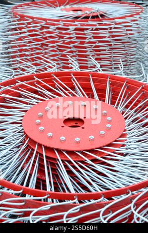 Neuer roter zedder für Anhänger in Landmaschinen zum Sammeln von Heu. Nahaufnahme Stockfoto