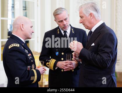 Der Oberste alliierte Befehlshaber Europas, General Christopher Cavoli, Vorsitzender des Militärkomitees der NATO, Admiral Rob Bauer und König Philippe - Filip von Belgien, dargestellt während eines königlichen Empfangs für Ständige Vertreter, Missionsleiter beim Nordatlantikrat, Mitglieder des internationalen Sekretariats und Militärvertreter bei der NATO sowie GESTALTUNGSOFFIZIERE im Königlichen Schloss Laeken/Laken, Dienstag, den 14. Januar 2025 in Brüssel. BELGA FOTO BENOIT DOPPAGNE Stockfoto