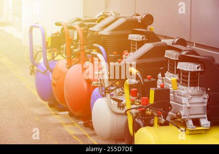 Viele neue Luftkompressoren Druckpumpen Nahaufnahme Stockfoto