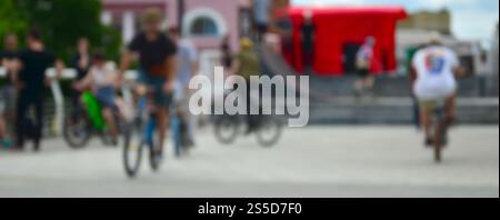 Unschärfe-Bild von vielen Menschen mit bmx-Motorrädern. Treffen von Fans des Extremsports Stockfoto