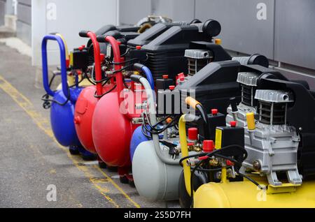 Viele neue Luftkompressoren Druckpumpen Nahaufnahme Stockfoto