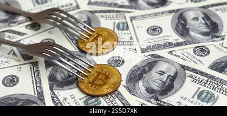 Bitcoin Getting New Hard Fork Change, physische Golden Crytocurrency Münze unter der Gabel auf dem Dollars Hintergrund. Blockchain Transaktionssystem Stockfoto
