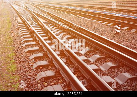 Foto Fragment der Bahngleise in das regnerische Wetter Stockfoto