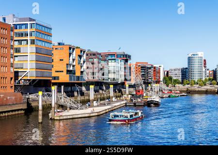 Gebäude in der HafenCity Sandtorhafen Hafen mit Booten in Hamburg, Deutschland Hamburg, Deutschland - 12. August 2024: Gebäude in der HafenCity Sandtorhafen Hafen mit Booten in Hamburg, Deutschland. *** Gebäude im HafenCity Sandtorhafen mit Booten in Hamburg, Deutschland Hamburg, Deutschland 12. August 2024 Gebäude im HafenCity Sandtorhafen mit Booten in Hamburg, Deutschland Stockfoto