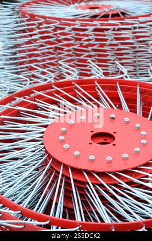 Neuer roter zedder für Anhänger in Landmaschinen zum Sammeln von Heu. Nahaufnahme Stockfoto