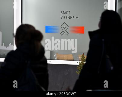 Viernheim, Deutschland. Januar 2025. Zwei Frauen laufen am Viernheimer Rathaus am Apostelplatz vorbei. An Silvester darf in Teilen der Viernheimer Innenstadt kein Feuerwerk ausgelöst werden. Dies hat der stadtrat der südhessischen Stadt beschlossen. Insbesondere das Gebiet um die Apostelkirche und die Umgebung ist betroffen. Vermerk: Arne Dedert/dpa/Alamy Live News Stockfoto